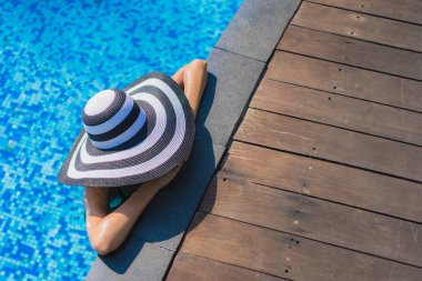 Güzel genç Asyalı kadın mutlu gülümseme ve yüzme SE'de sakin ol