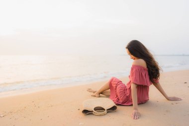 Portre güzel genç Asyalı kadın mutlu üzerinde boş zaman gülümsemek 