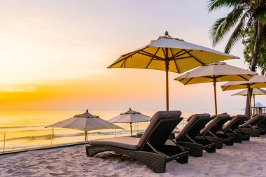 Şemsiye ve güzel plaj ve deniz gündoğumu, sandalyeye tim