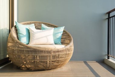 Kanepe sandalyede rahat yastık