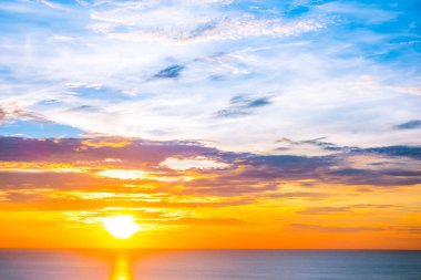 Sunr de deniz okyanusunun güzel açık tropikal doğa manzara