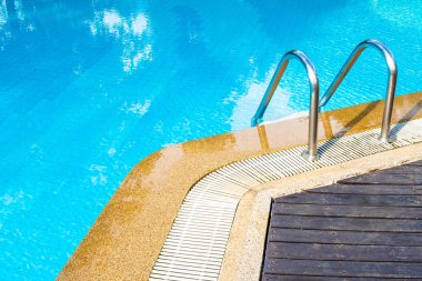 Merdivenli otel beldesinde güzel açık yüzme havuzu