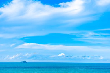 Beyaz bulut ile güzel panoramik manzara veya deniz manzarası okyanus