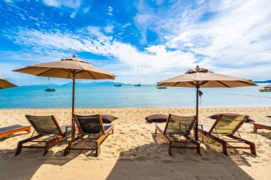 Hindistan cevizi palmiye ağacı ile güzel tropikal plaj deniz ve okyanus bir