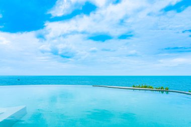 Se ile otel beldesinde güzel açık sonsuzluk yüzme havuzu