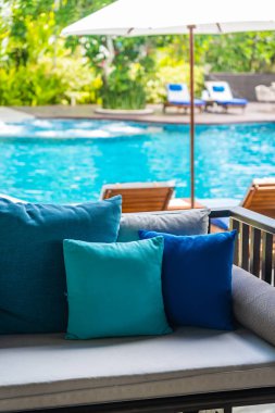 Kanepe dekorasyon açık veranda üzerinde rahat yastık