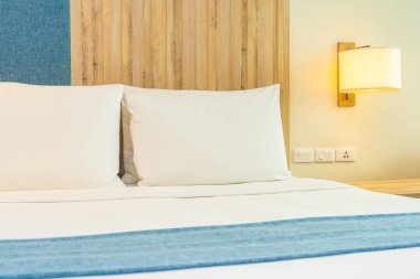 Hafif lamba ile yatak dekorasyonbeyaz rahat yastık