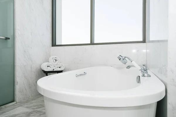Hermosa decoración de bañera blanca de lujo en el interior del baño — Foto de Stock