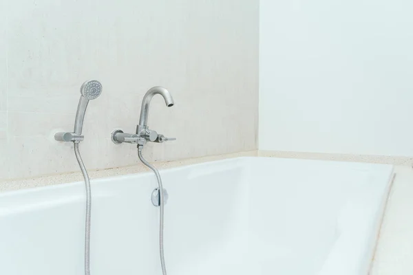 Schöne Luxus weiße Badewanne Dekoration Innenraum des Badezimmers — Stockfoto