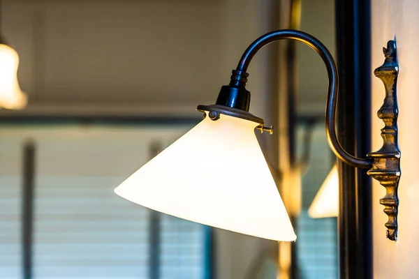 Fénycsöves vészvilágító lámpatest dekoráció belső szoba — Stock Fotó