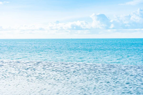 Se ile otel beldesinde güzel açık sonsuzluk yüzme havuzu