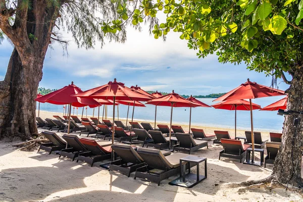 Şemsiye sandalye ile güzel açık tropikal plaj deniz Okyanusu