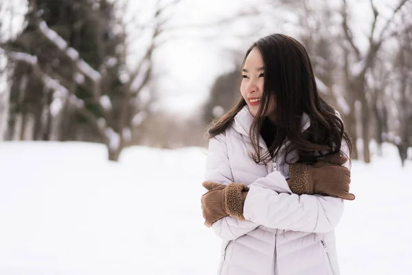 Hermosa joven asiática mujer sonriendo feliz para viajar en la nieve ganar —  Fotos de Stock