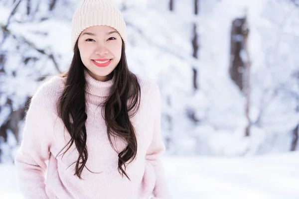 세로 젊은 아름 다운 아시아 여자 미소 행복 여행 및 켄 — 스톡 사진