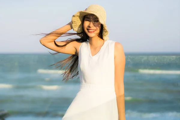 Retrato hermosa joven asiática mujer feliz y sonrisa en la playa — Foto de Stock