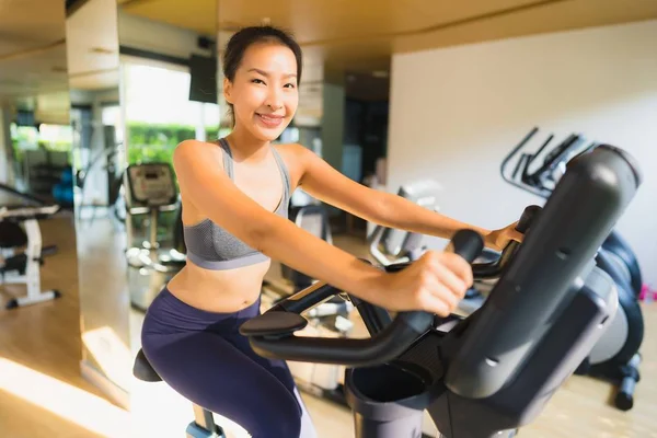 Portre Asya kadın egzersiz ve egzersiz dışarı içinde spor salonu — Stok fotoğraf