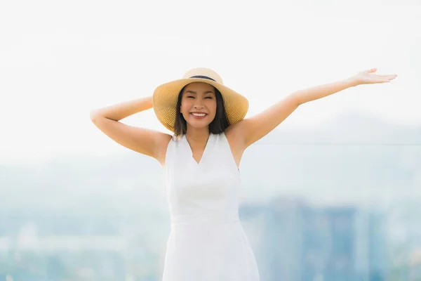 Porträt schön jung asiatisch frau glücklich lächeln entspannen auf die ro — Stockfoto