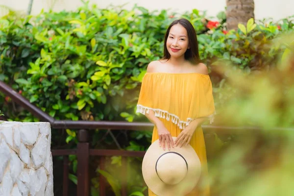 肖像画美しい若いアジアの女性幸せな笑顔のレズール — ストック写真