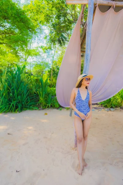 Retrato hermosa joven asiática mujer feliz sonrisa relajarse en el tr — Foto de Stock