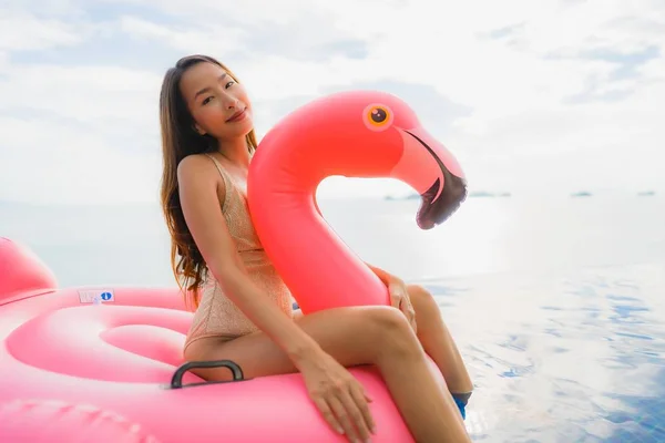 Portrait jeune femme asiatique sur flotteur gonflable flamant rose autour de o — Photo