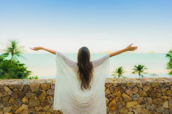 Portret mooie jonge Aziatische vrouw op zoek zee strand oceaan voor — Stockfoto