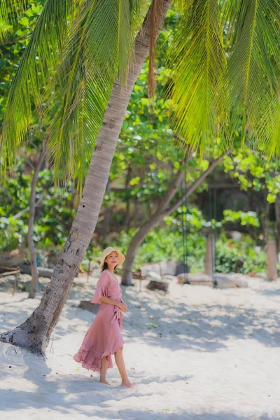 Porträt junge asiatische Frau lächeln glücklich um Strand Meer Ozean wi — Stockfoto