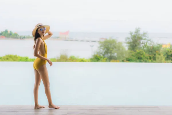 Retrato asiático bonito jovem mulher feliz sorriso relaxar ao redor ou — Fotografia de Stock