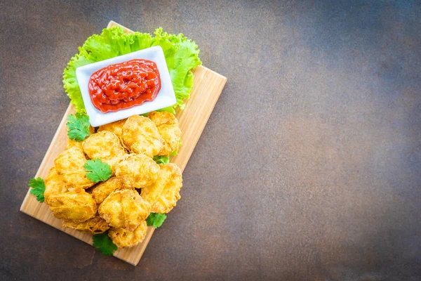 Derin yağda kızartılmış tavuk eti çağrı nugget domates veya ketçap sos ile