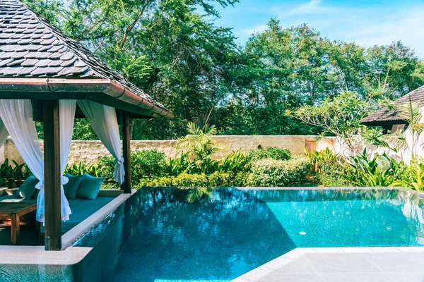 Bela paisagem piscina exterior no hotel e resort fo — Fotografia de Stock