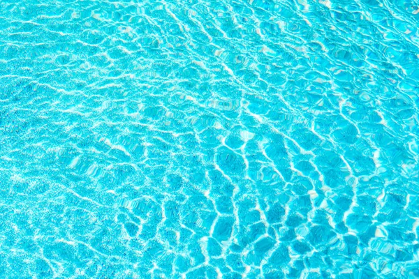 Güneş ışığı reflec ile soyut havuz su yüzeyi ve arka plan