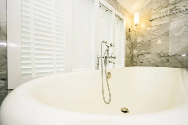 Όμορφη πολυτέλεια κομψή λευκή μπανιέρα και βρύση νερού διακόσμηση — Φωτογραφία Αρχείου