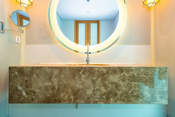 Mooie luxe water kraan en wastafel decoratie in de badkamer — Stockfoto