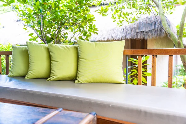 Koltuk koltuğu üzerinde yastık ile masa dekorasyonu vazo bitki