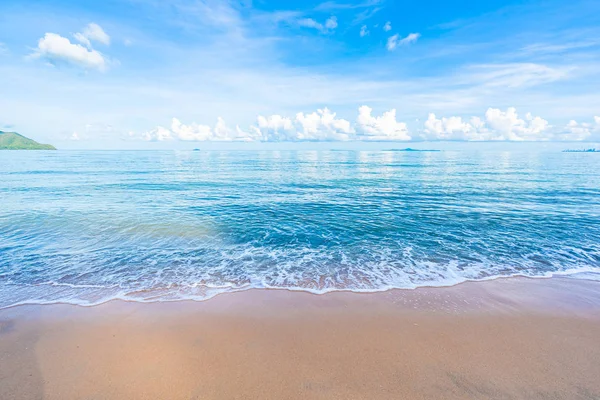 Beyaz bulut mavi gökyüzü ile güzel tropikal plaj deniz Okyanusu ve