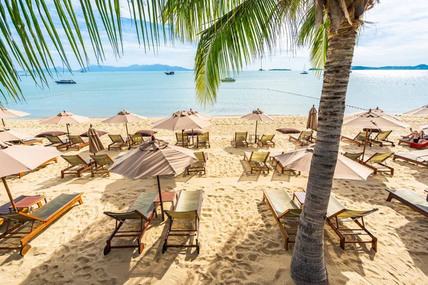 Vackra tropiska stranden hav och hav med kokospalm Tree a — Stockfoto