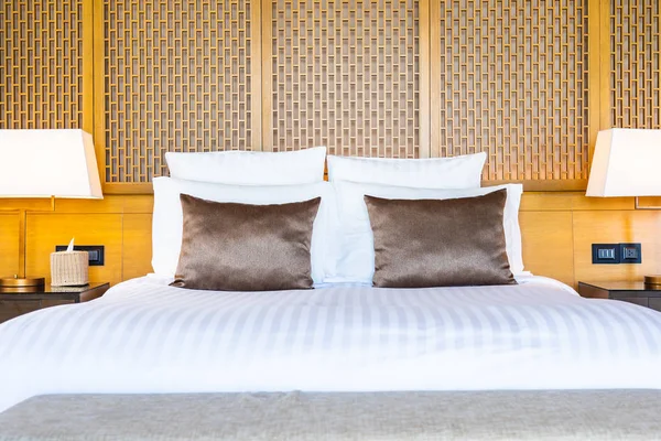 Vacker lyx bekväm vit kudde på sängen och filt december — Stockfoto