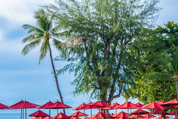 Sıcak açık yüzme havuzu etrafında güzel şemsiye ve sandalye