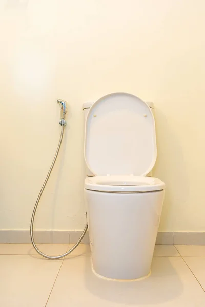 Banheiro branco bacia decoração interior — Fotografia de Stock