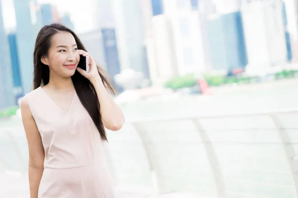 ผู้หญิงเอเชียใช้สมาร์ทโฟนหรือโทรศัพท์มือถือเพื่อพูดคุยหรือส่งข้อความ — ภาพถ่ายสต็อก