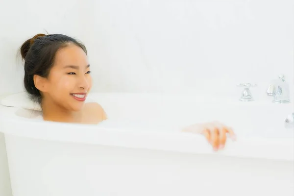 Портрет красивая молодая азиатская женщина принять ванну в ванной комнате — стоковое фото