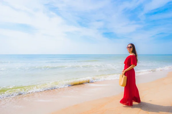 Portrét krásná mladá asijská žena na pláži a na moři — Stock fotografie