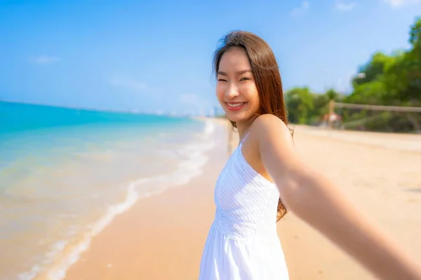 Портрет красивая молодая азиатка счастливая улыбка досуга на — стоковое фото