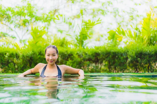 Portret mooie jonge Aziatische vrouw in het zwembad rond Hot — Stockfoto