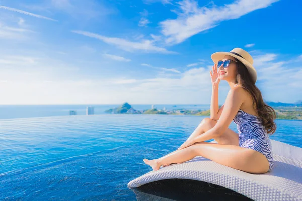 Retrato hermosa joven asiática mujer sonrisa feliz relajarse alrededor de sw — Foto de Stock