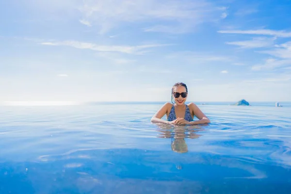 Portrét krásná mladá asijská žena úsměv šťastná relaxace kolem SW — Stock fotografie