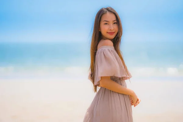 초상화 아름다운 젊은 아시아 여자 행복한 미소 휴식 에 그만큼 tr — 스톡 사진