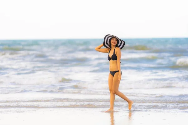 Porträt schöne junge asiatische Frau trägt Bikini am Strand — Stockfoto