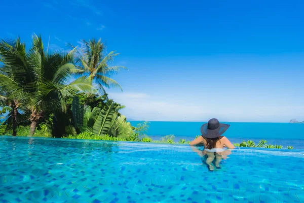 Portre güzel genç Asyalı kadın lüks açık SWI rahatlayın