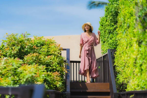 Portre güzel genç Asyalı kadın deniz plaj okyanus arıyor