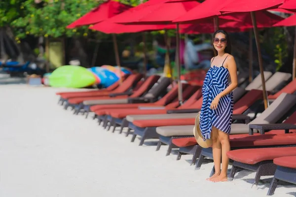 Portret jonge Aziatische vrouw glimlach gelukkig rond strand zee oceaan Wi — Stockfoto